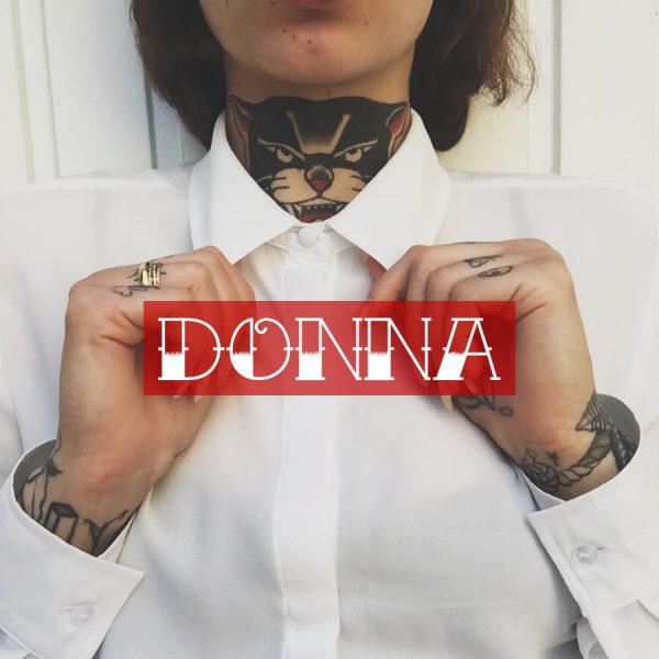 Donna old school tshirt con tatuaggi
