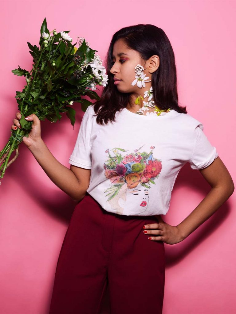 Tshirt floreale donna fiore tra i capelli indossata 2