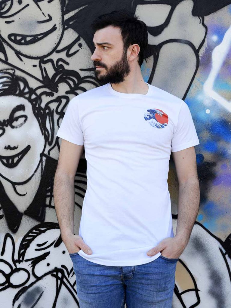 tshirt uomo giapponese onda verticale indossata 2